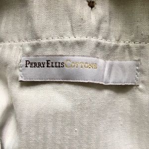 One pair of Perry Ellis men’s khaki pants.